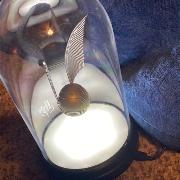 Harry Potter Golden Snitch USB Table Lamp, 8 Inches Tall - Picture 4 of 6